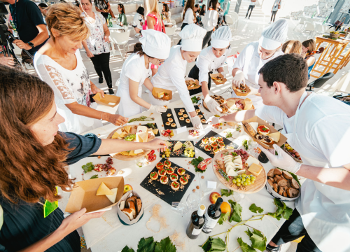 Fotografija 27 - Oni su budućnost hrvatskog ugostiteljstva, učenici TUŠ-a na sv. Mihovilu pokazali kako sljubljuju sir i vino!