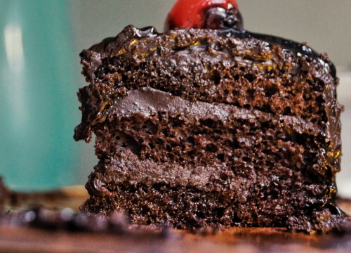 Trostruka čokoladna torta prepuna kreme za savršeni jesenski užitak