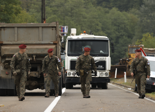 Srbi prestali blokirati ceste na Kosovu nakon intervencije međunarodne zajednice