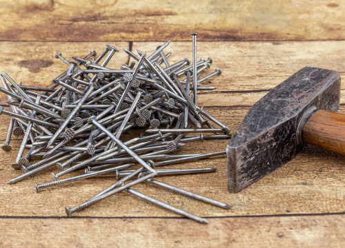 Litavac prestao piti i počeo jesti metal. Iz želuca mu izvadili kilogram čavala i vijaka