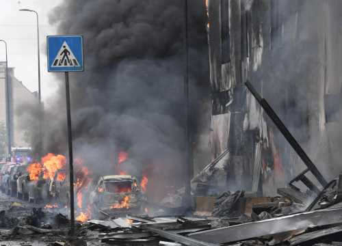Avion pao na uredsku zgradu u Milanu, poginulo osam osoba