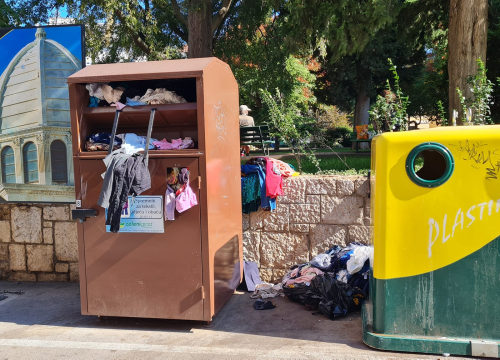 Fotografija 2 - Stara roba kipi iz kontejnera po Šibeniku: Tekstilna industrija je ogroman problem u cijelom svijetu
