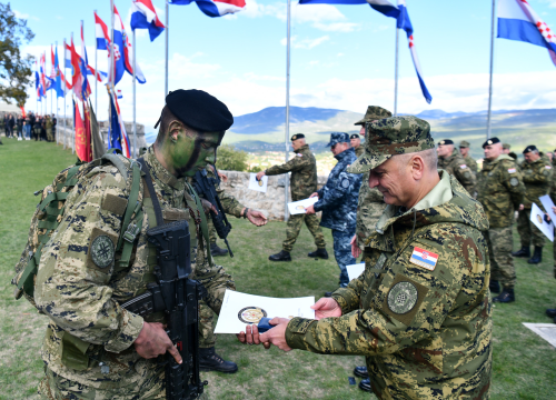 Fotografija 13 - Polaznicima obuke za razvoj vođa uručene diplome: Dva dana su hodali od Udbine do Knina