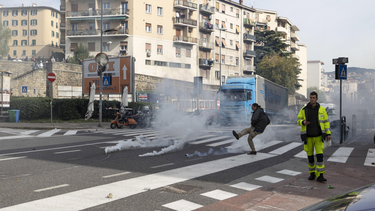 Trst: Policija vodenim topovima na prosvjednike protiv covid propusnica