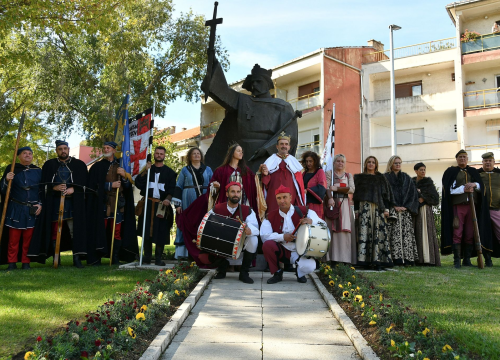 Fotografija 7 - Okupljanje viteških udruga u Kninu: Slavila se krunidba kralja Dmitra Zvonimira