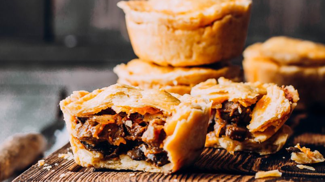 Obožavaju ih u Australiji: Najlakši recept za slane pite od mljevenog mesa u lisnatom tijestu