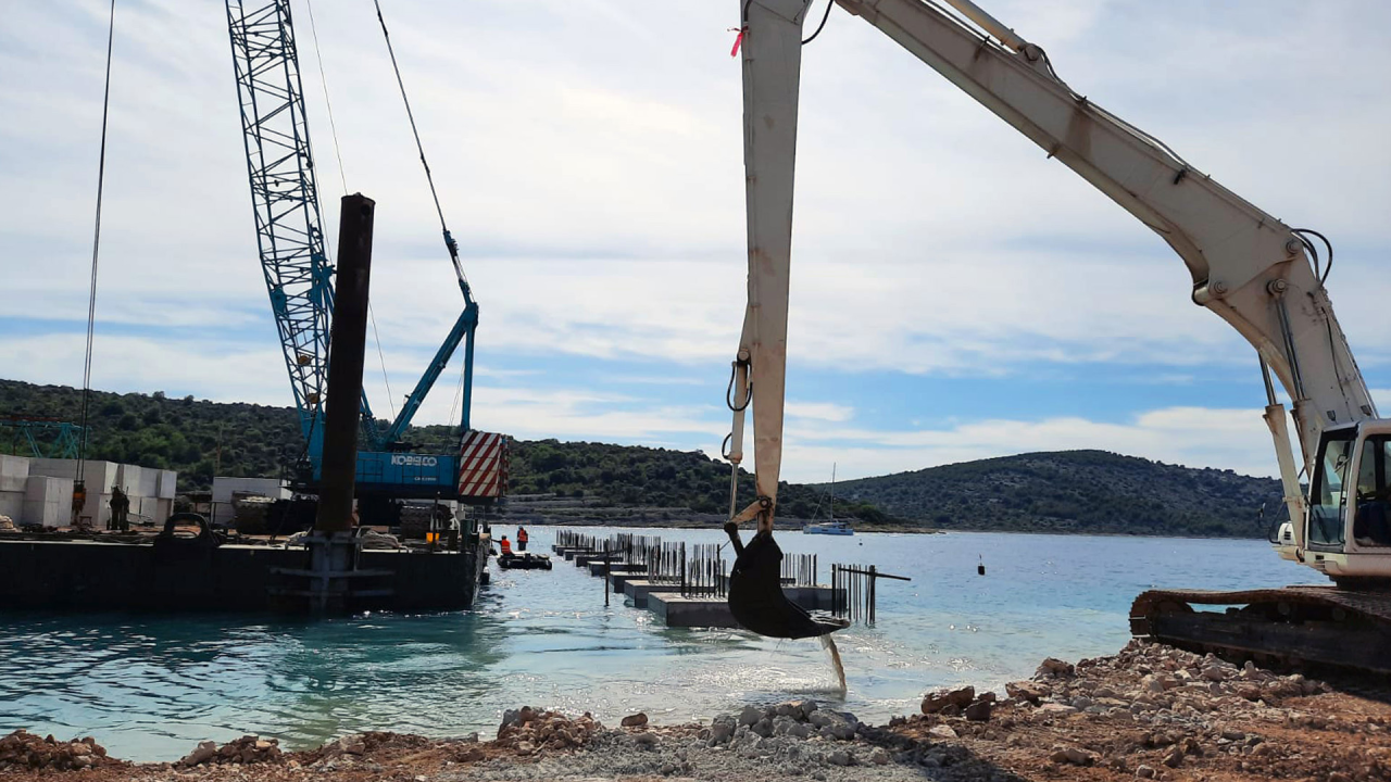 Gotovi radovi na podmorskom dijelu konstrukcije novog trajektnog pristaništa na Kapriju: Slijedi montiranje gata