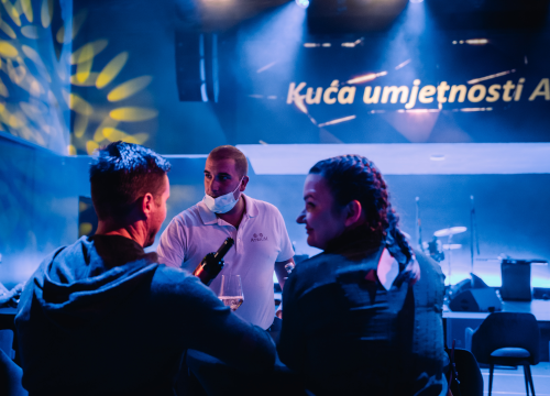 Fotografija 4 - Natali Dizdar u ‘Arsenu’ u suzama otpjevala Arsenovu Zamijenit ću te gorim i proslavila 20 godina karijere