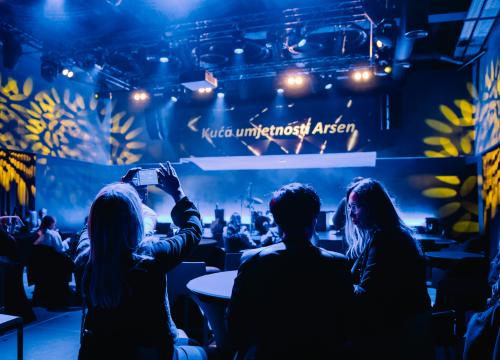 Fotografija 6 - Natali Dizdar u ‘Arsenu’ u suzama otpjevala Arsenovu Zamijenit ću te gorim i proslavila 20 godina karijere