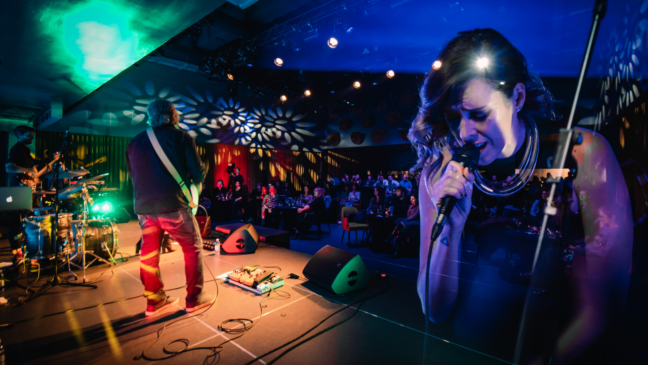 Natali Dizdar u ‘Arsenu’ u suzama otpjevala Arsenovu Zamijenit ću te gorim i proslavila 20 godina karijere