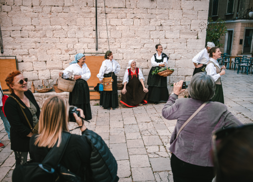 Fotografija 32 - Od brudetože, priko buklije do dišpetože: Šibenski vodiči odličnom turom do suza nasmijali sugrađane