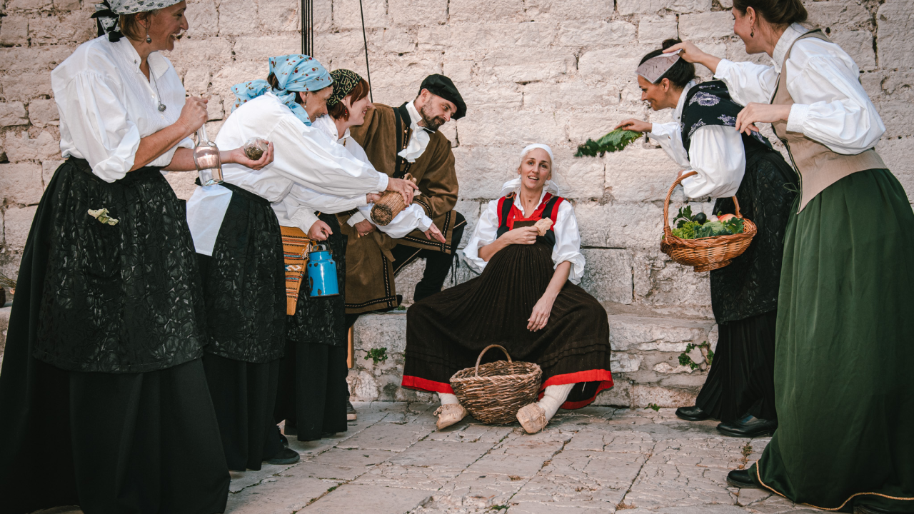 Od brudetože, priko buklije do dišpetože: Šibenski vodiči odličnom turom do suza nasmijali sugrađane