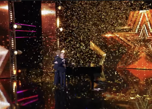 Tri blizanca u Supertalentu dobila zlatni gumb, publika podijeljena: 'Svi padaju na tužne priče i slatkoću'