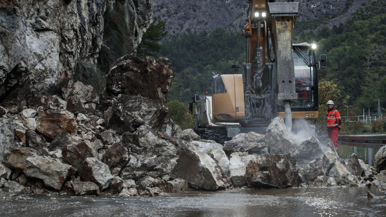 Morate ovo vidjeti: Tone kamenih gromada pale na cestu kod Omiša, srećom nije bilo auta