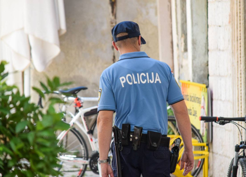 Šibenska policija zatekla 35 kafića i restorana da rade duže od dozvoljenog, a s 8000 kuna kaznila pet osoba jer su kršile izolaciju