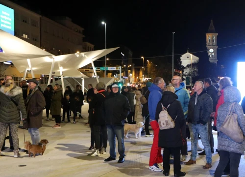 Šibenčani se okupili na Poljani pa upalili svijeće pred zgradom Županije, dosta im je covid potvrda