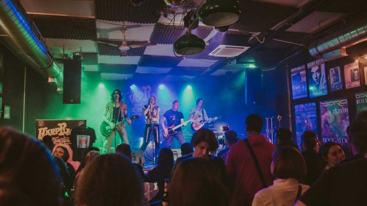 Lili Gee predstavlja energičnu posvetu strasti koju donose noći!