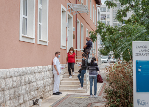 Studija otkrila zašto se neki ne zaraze virusom iako je obitelj zaražena