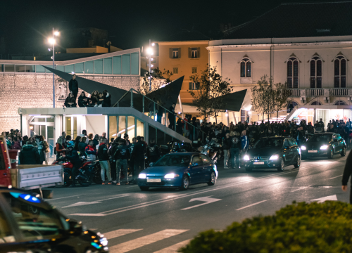 Fotografija 4 - Šibenčani se peti dan zaredom ‘spontano okupili’ na Poljani, ‘spontano’ im se pridružili i bikeri