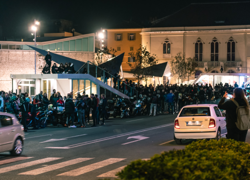 Fotografija 5 - Šibenčani se peti dan zaredom ‘spontano okupili’ na Poljani, ‘spontano’ im se pridružili i bikeri
