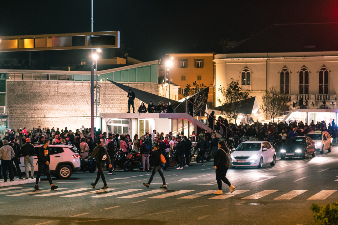 Šibenčani se peti dan zaredom ‘spontano okupili’ na Poljani, ‘spontano’ im se pridružili i bikeri