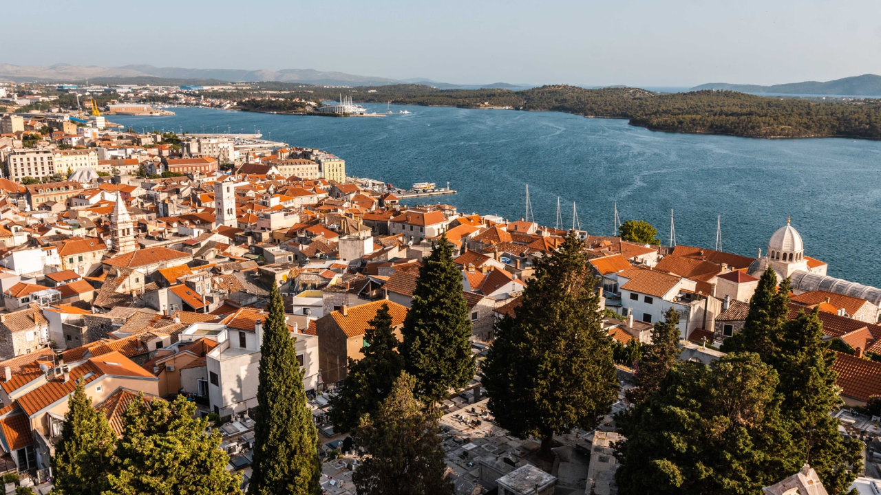 Srednjovjekovni Šibenik od drvenih kuća do palača