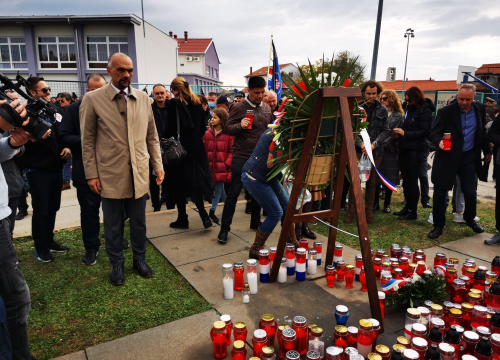 Fotografija 3 - Župan Marko Jelić u Škabrnji odao počast žrtvama