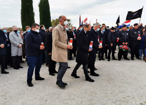 Fotografija 2 - Župan Marko Jelić u Škabrnji odao počast žrtvama