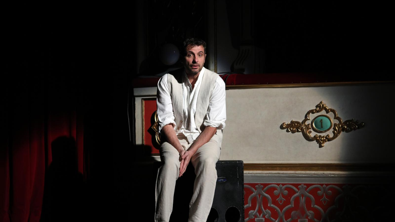 Noć kazališta u Šibeniku: Robert Kurbaša utjelovio Tina Ujevića u ‘Ispitu savjesti’