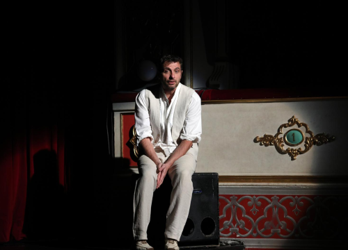 Noć kazališta u Šibeniku: Robert Kurbaša utjelovio Tina Ujevića u ‘Ispitu savjesti’