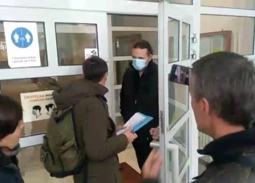 Novo 'žarište' na Vidicima: Prosvjednici od jučer 'opsjedaju' osnovnu školu, pozvana policija