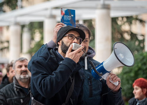 Fotografija 4 - Prosvjednici protiv mjera jutros pred gradskom i županijskom upravom: Spominjali NDH, naciste i logore pa došli pred ŠibenikIN