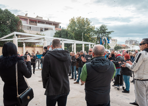 Fotografija 6 - Prosvjednici protiv mjera jutros pred gradskom i županijskom upravom: Spominjali NDH, naciste i logore pa došli pred ŠibenikIN