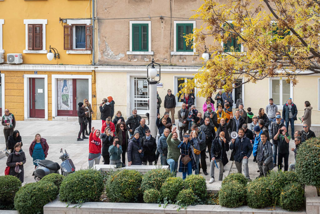 Prosvjednici protiv mjera jutros pred gradskom i županijskom upravom: Spominjali NDH, naciste i logore pa došli pred ŠibenikIN