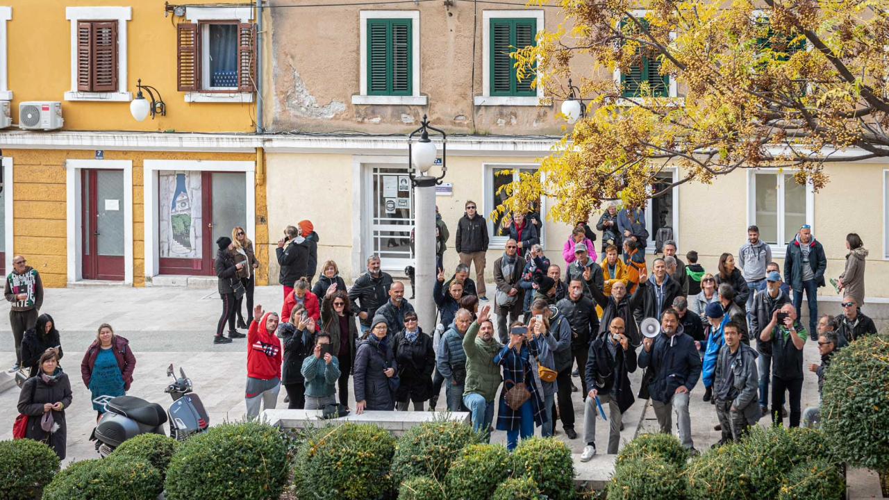 Prosvjednici protiv mjera jutros pred gradskom i županijskom upravom: Spominjali NDH, naciste i logore pa došli pred ŠibenikIN
