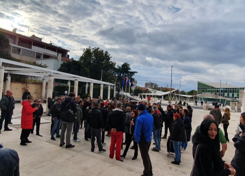Fotografija 3 - Prosvjednici protiv mjera jutros pred gradskom i županijskom upravom: Spominjali NDH, naciste i logore pa došli pred ŠibenikIN