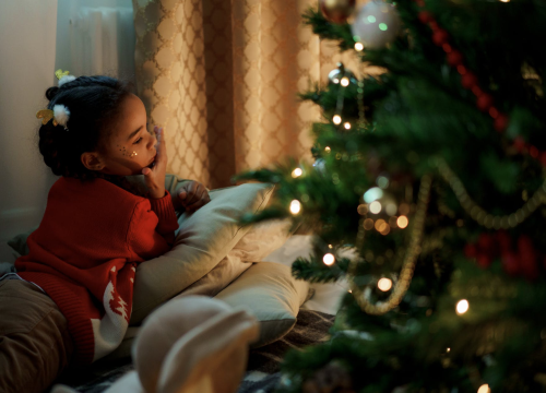 Kako okititi božićno drvce a da bude sigurno za malu djecu: Evo nekoliko savjeta