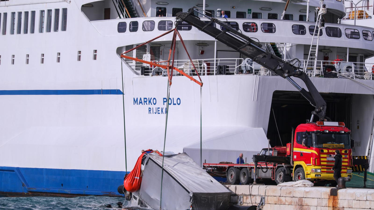 Kamion jučer upao u more u Splitu: Danas ga išli izvući, ali je onda opet završio na dnu