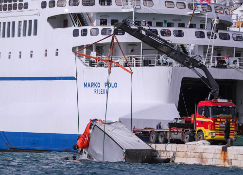 Kamion jučer upao u more u Splitu: Danas ga išli izvući, ali je onda opet završio na dnu