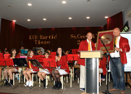 Fotografija 8 - Rajko Ćuzela Papata proglašen počasnim predsjednikom tišnjanskog KUD-a Hartić