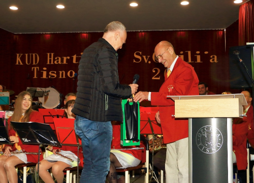 Fotografija 2 - Rajko Ćuzela Papata proglašen počasnim predsjednikom tišnjanskog KUD-a Hartić
