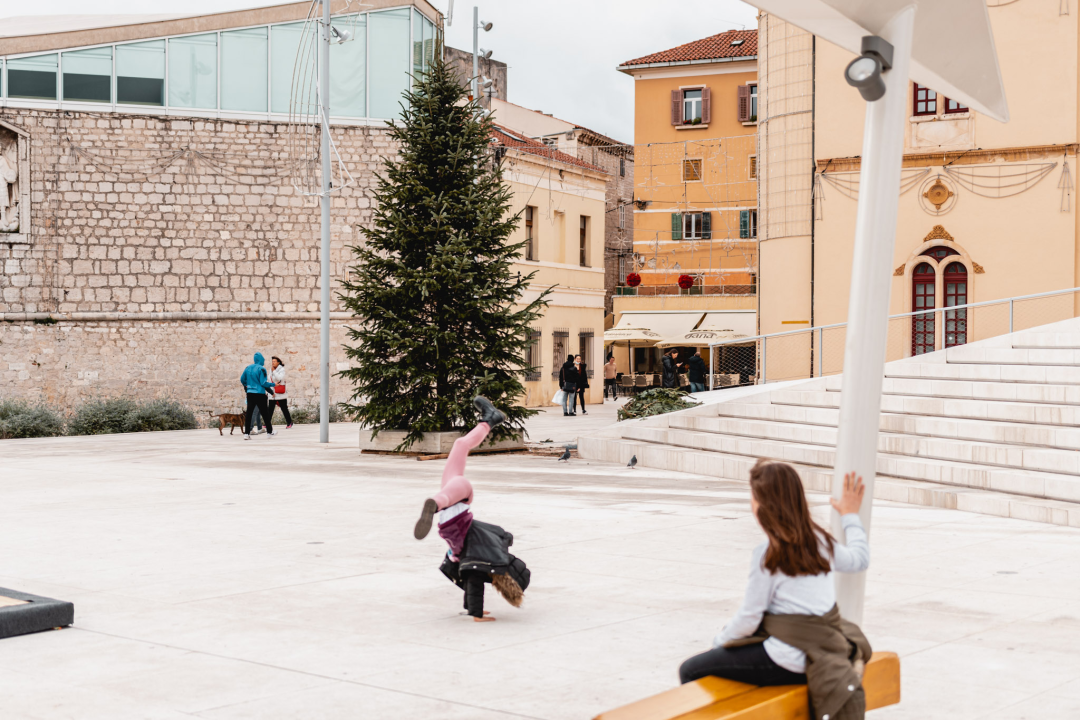 Okončan šibenski raketni program: Šibenik dobio pravi 7,5 metara visok božićni bor