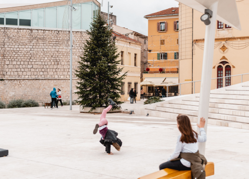 Okončan šibenski raketni program: Šibenik dobio pravi 7,5 metara visok božićni bor