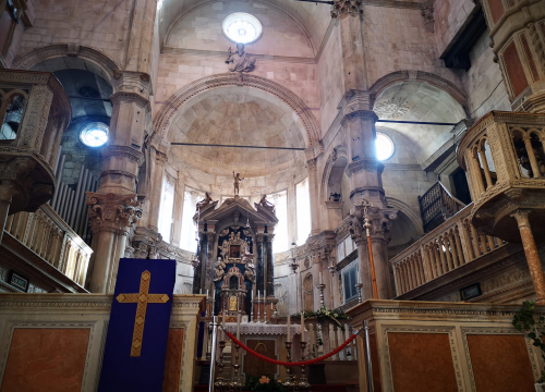 Fotografija 4 - Počinju novi radovi u šibenskoj katedrali, čisti se središnji svod: 'Na velikim svjetskim spomenicima uvijek je neka skela'