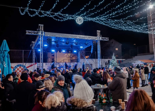 Fotografija 15 - Neno Belan i Fiumensi otvorili Advent u Kninu: Pogledajte atmosferu