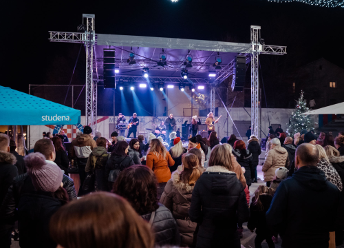 Fotografija 5 - Giuliano i Diktatori zagrijali i rasplesali Kninjane drugog dana Adventa: Pogledajte kako je bilo
