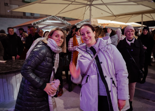 Fotografija 9 - Giuliano i Diktatori zagrijali i rasplesali Kninjane drugog dana Adventa: Pogledajte kako je bilo