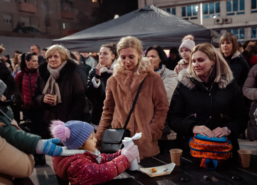 Fotografija 14 - Giuliano i Diktatori zagrijali i rasplesali Kninjane drugog dana Adventa: Pogledajte kako je bilo