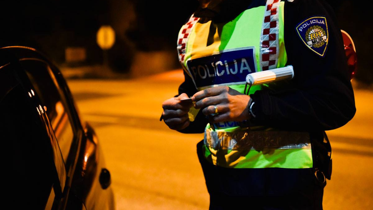 Ušao u tuđe dvorište, sjeo u auto, ogrebao zidove pa otišao prema Splitu: Šibenska policija diže kaznenu prijavu