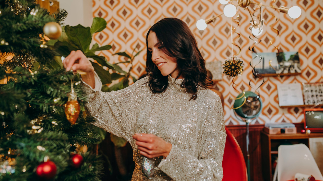 Najbolji pokloni za svaki znak: Kome dobra knjiga, kome parfem, a kome boca finog vina i večera?